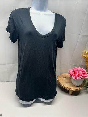 Abercrombie & Fitch Soft A&F Draped V-Neck T-Shirt in size S